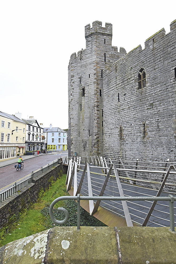 Wales-Caernarfon-Castle.jpg